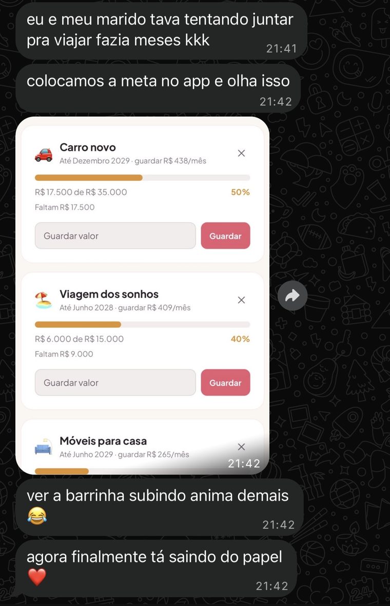 Cliente mostra as metas do casal no app com as barras de progresso subindo